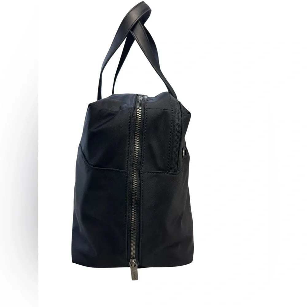 AWAY “The Everywhere Bag”in Black 20L